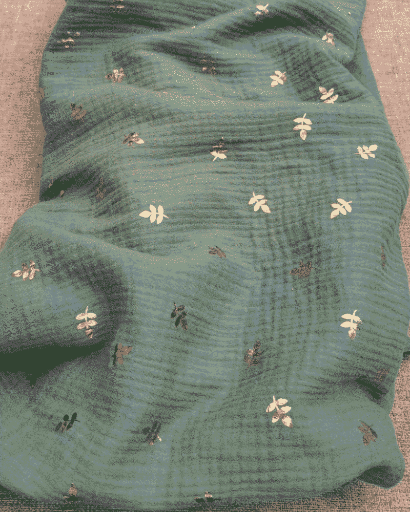 tissu double gaze imprimé feuille métallisé vert sauge