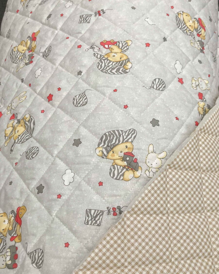 tissu matelassé ourson casquette gris rouge