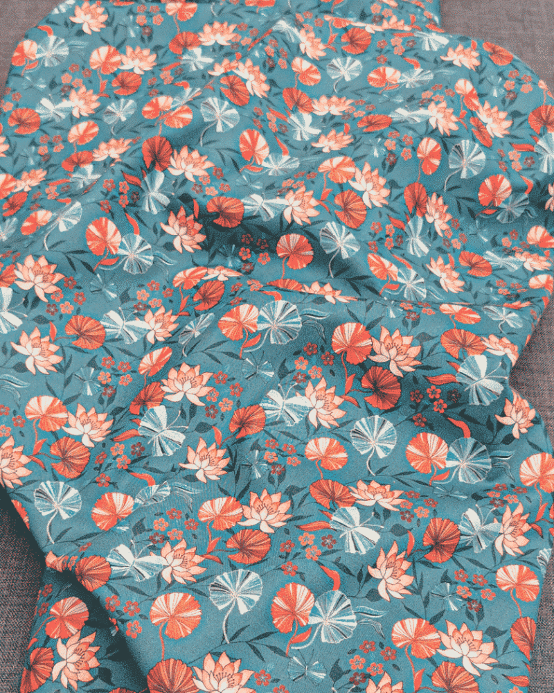Voile de Coton Impression Digitale Fleur Papillon Fond Bleu Pétrole