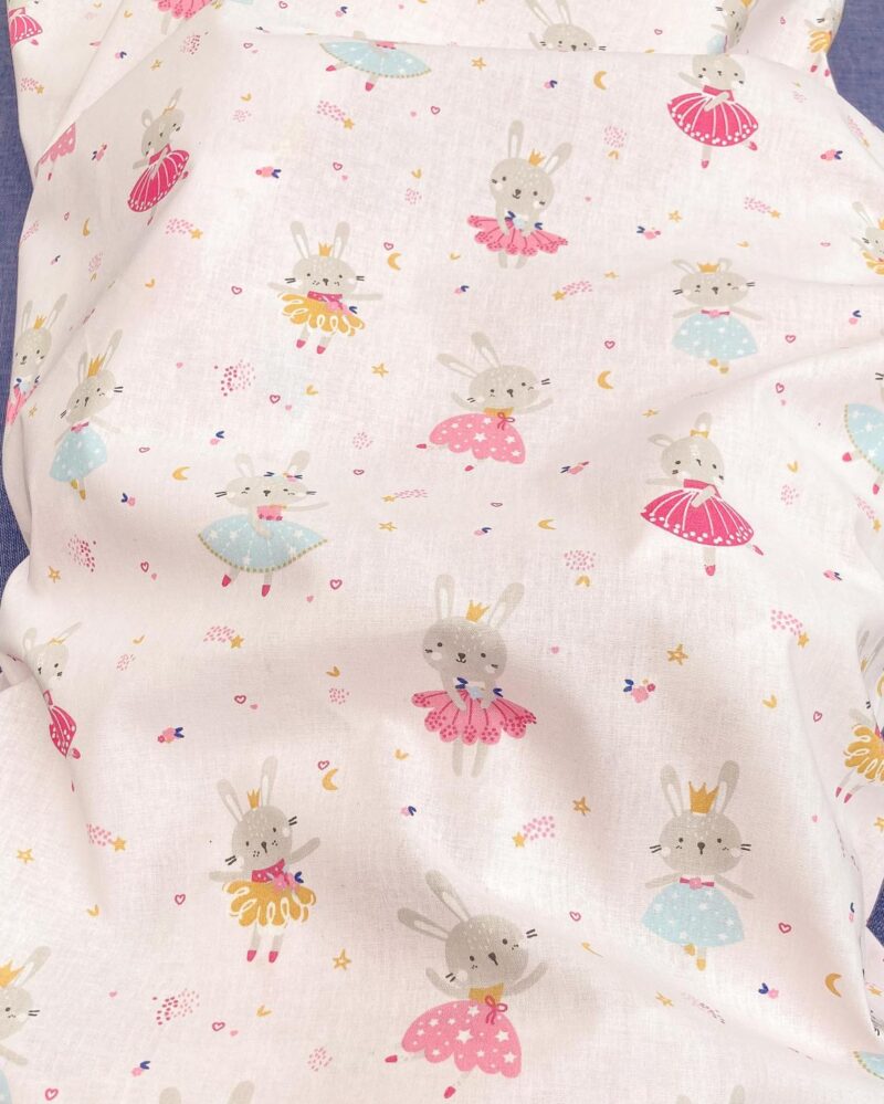 Tissu Coton Princesse Lapine Fond Rose Pâle