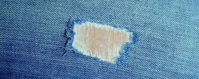 comment entoiler un tissu pour réparer un jean