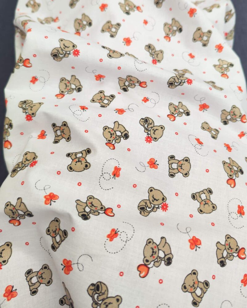 tissu coton petit imprimé ourson et coeur rouge