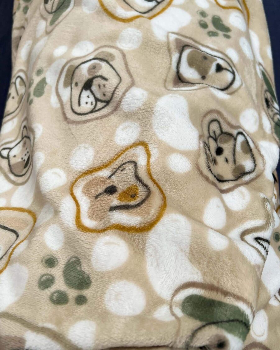 tissu polaire imprimé tête de chien taupe moutarde et vert
