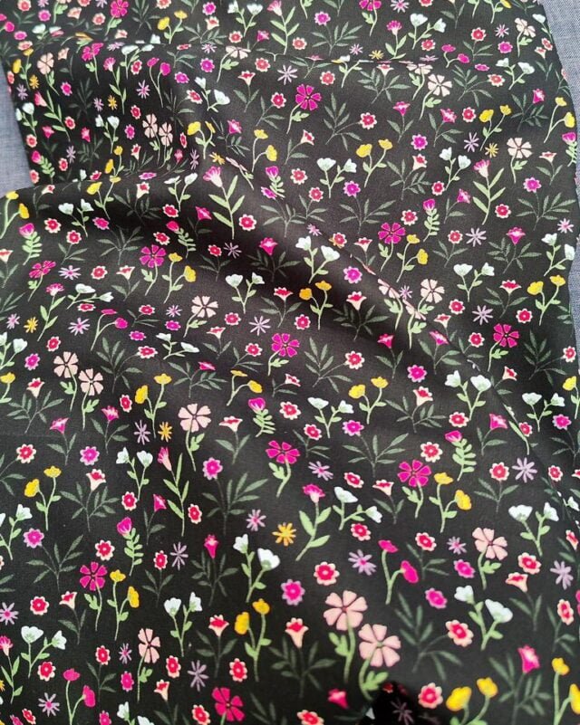 tissu coton poppy fleuri fuchsia fond noir