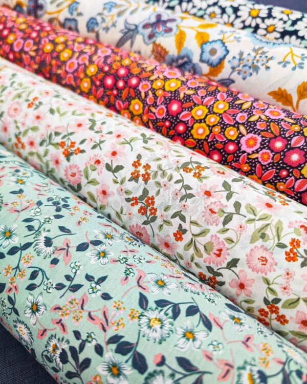 Tissu Coton 100% Enfant - Motif Lapin Arc-en-Ciel Rose - 150cm Large - Vendu Au Mètre