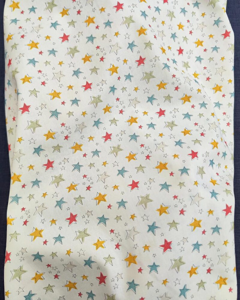 tissu coton bio motif étoile rouge bleun jaune gris