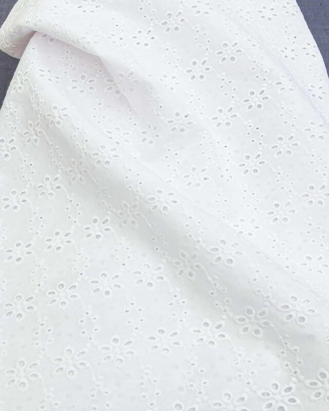 tissu coton broderie anglaise fleur blanc