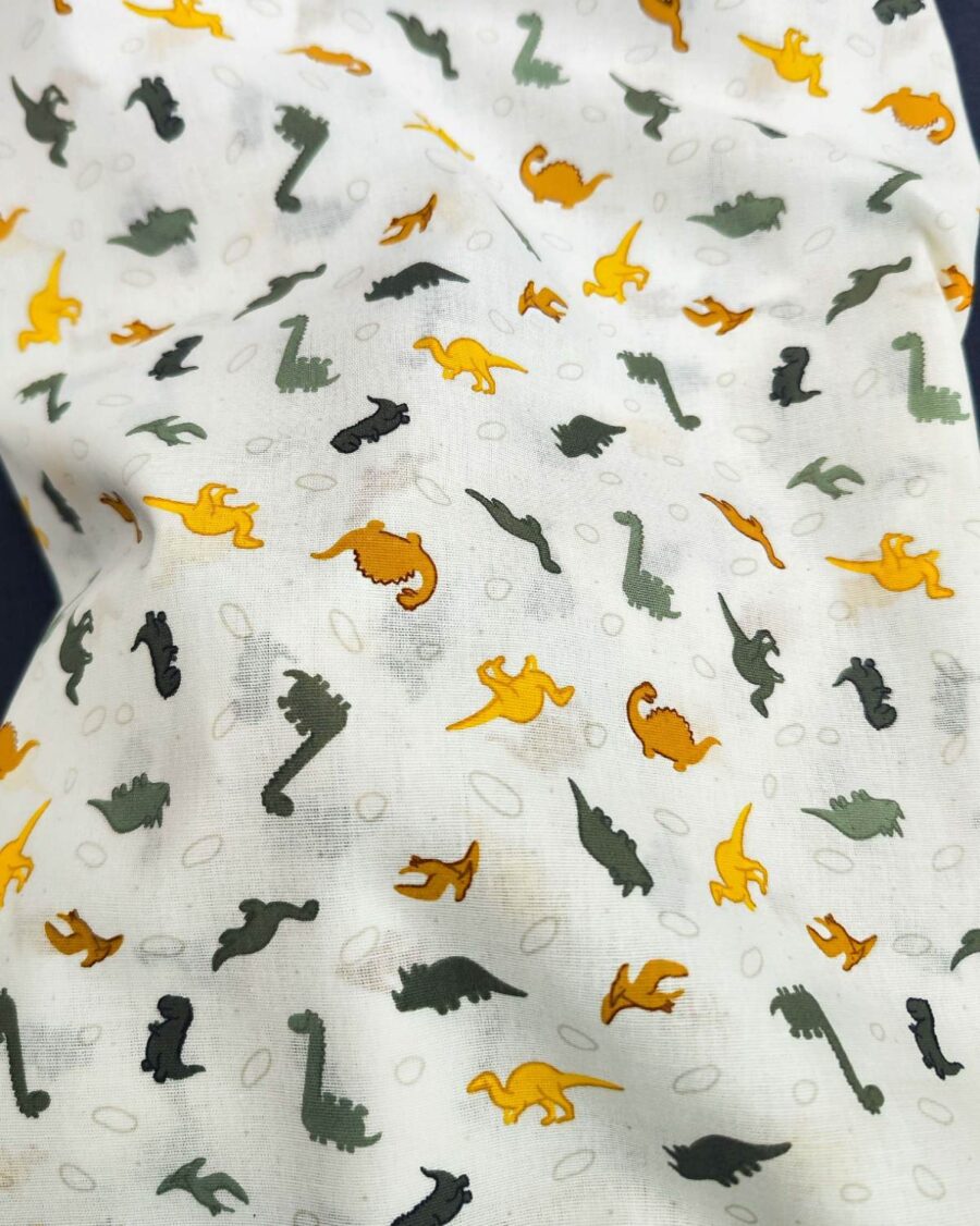 tissu coton dinosaure jaune, camel et vert fond blanc oeko-tex