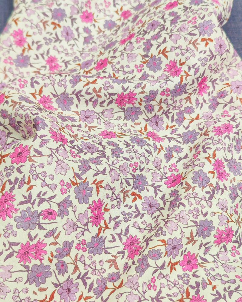 tissu grande fleur style liberty violet lilas lavande