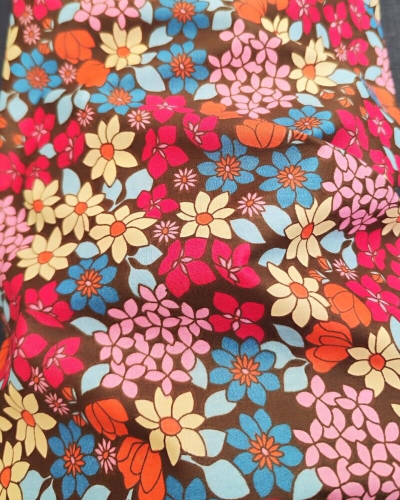 tissu coton enduit fleuri fuchsia orange camel fond chocolat