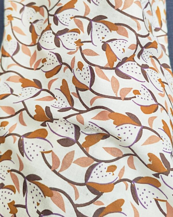 tissu coton feuillage camel fond blanc
