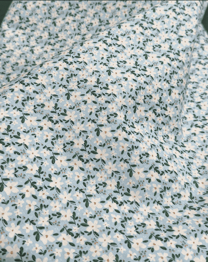 tissu coton bio fleur blanc fond bleu ciel