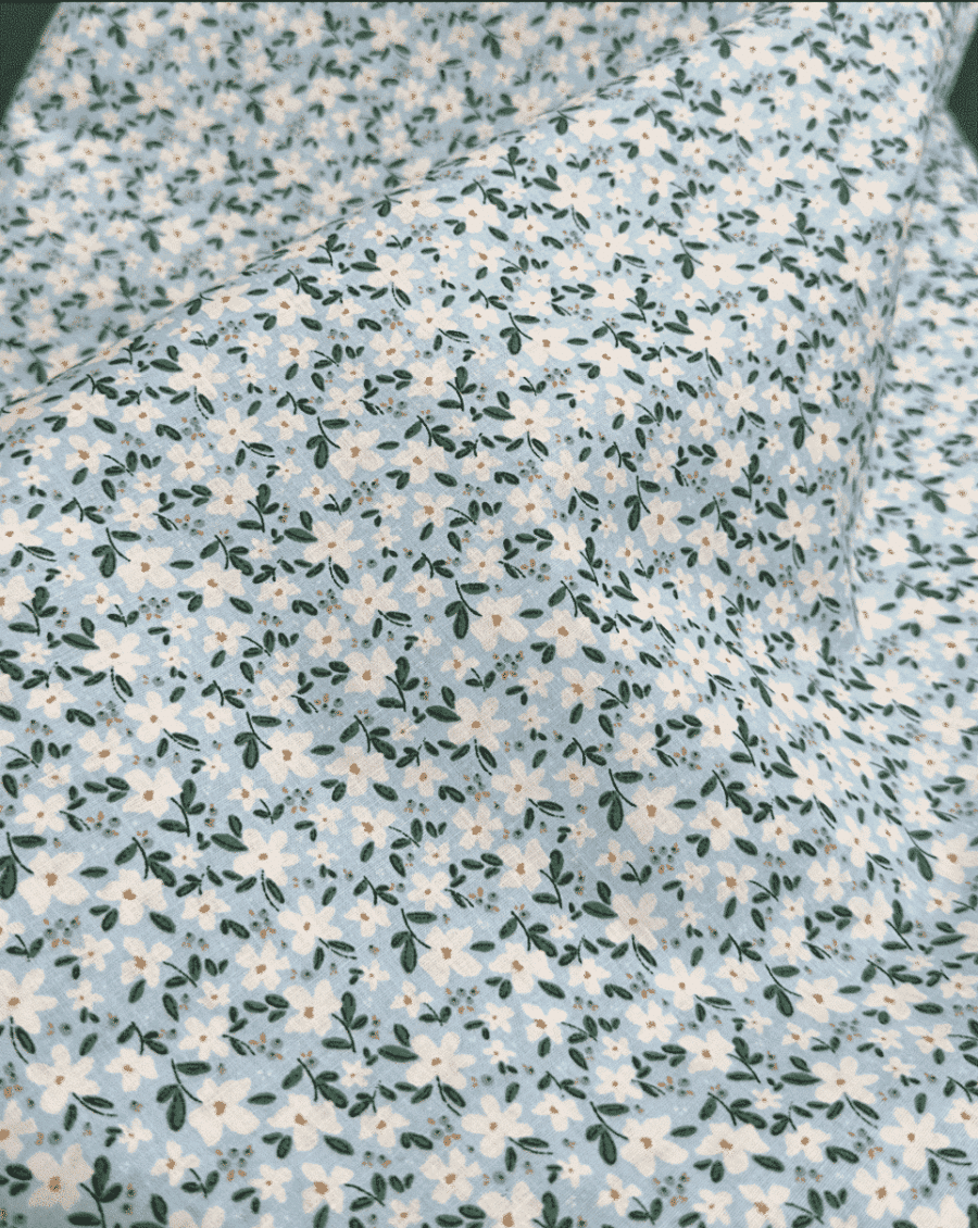 tissu coton bio fleur blanc fond bleu ciel