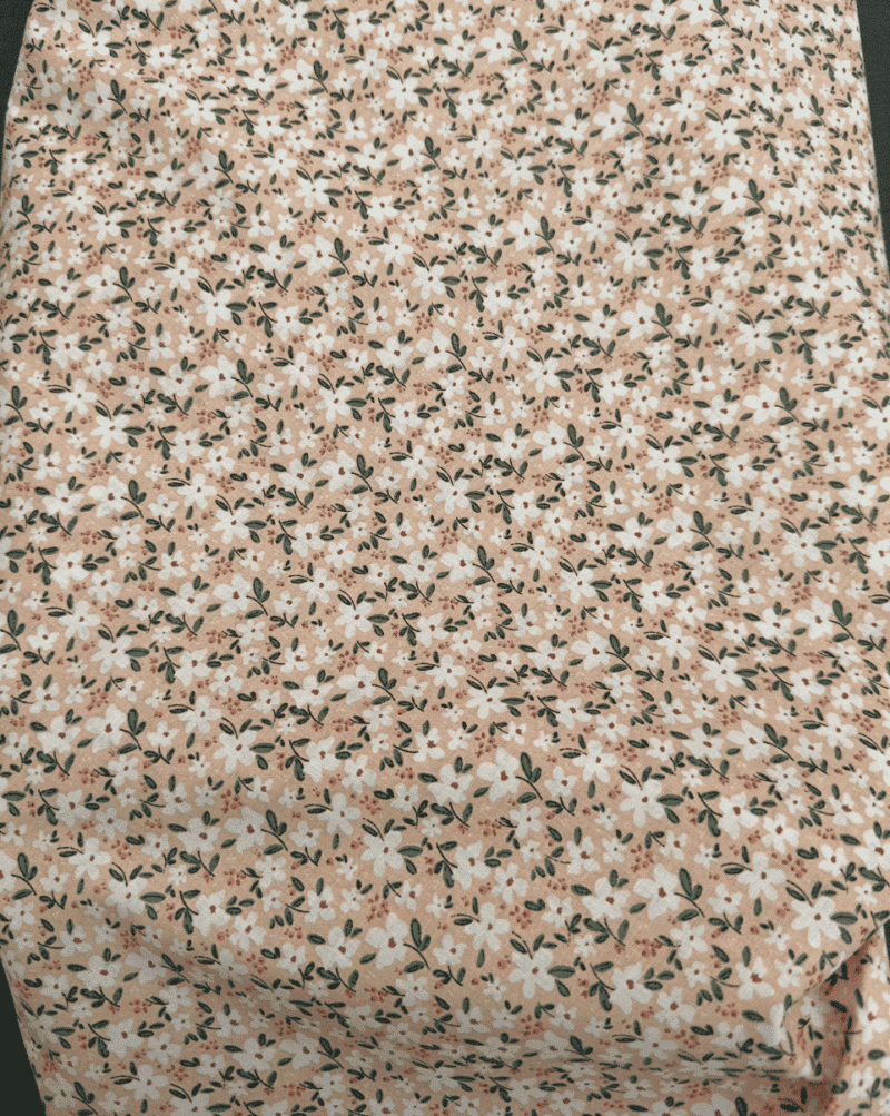 tissu coton bio fleur blanc fond rose poudré