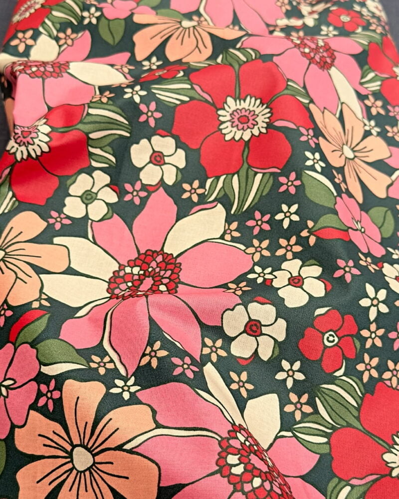 tissu coton enduit sunflower grande fleur rose saumon rouge fond vert
