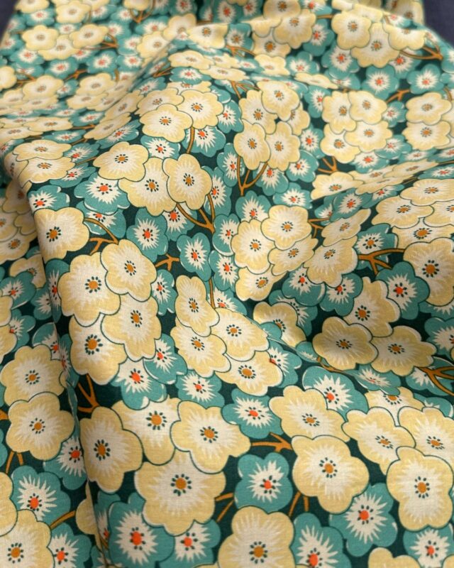 tissu popeline fleur japonaise jaune et vert