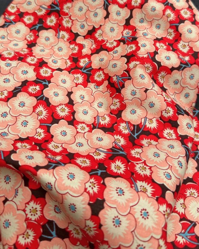 tissu popeline fleur japonaise rouge et rose poudré