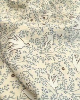 tissu double gaze colombe et fleuri bleu fond sable