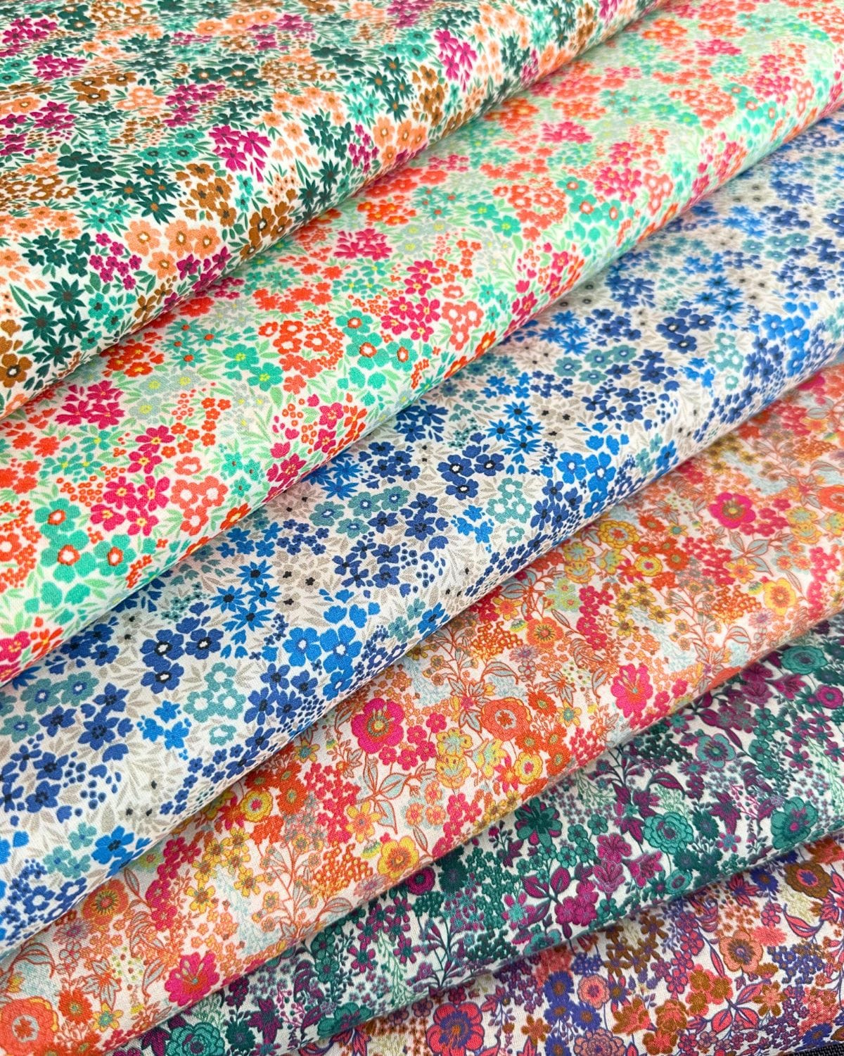 Tissu Coton Liberty Imprimé Fleurs Et Papillons – Vert, 1.45m De Large, 20m De Long