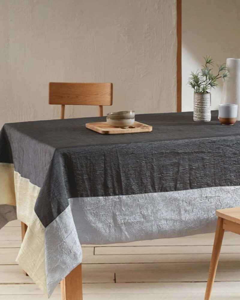 nappe taffetas froissés ambiance anthracite gris perle et crème