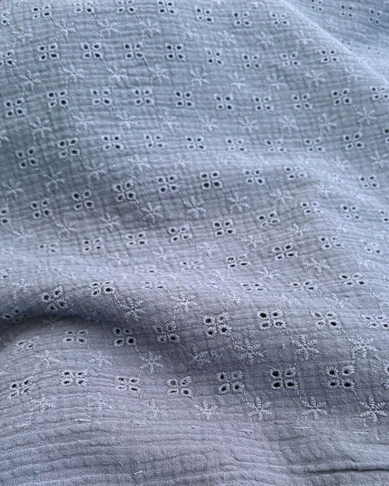 tissu double gaze brodé bleu jean
