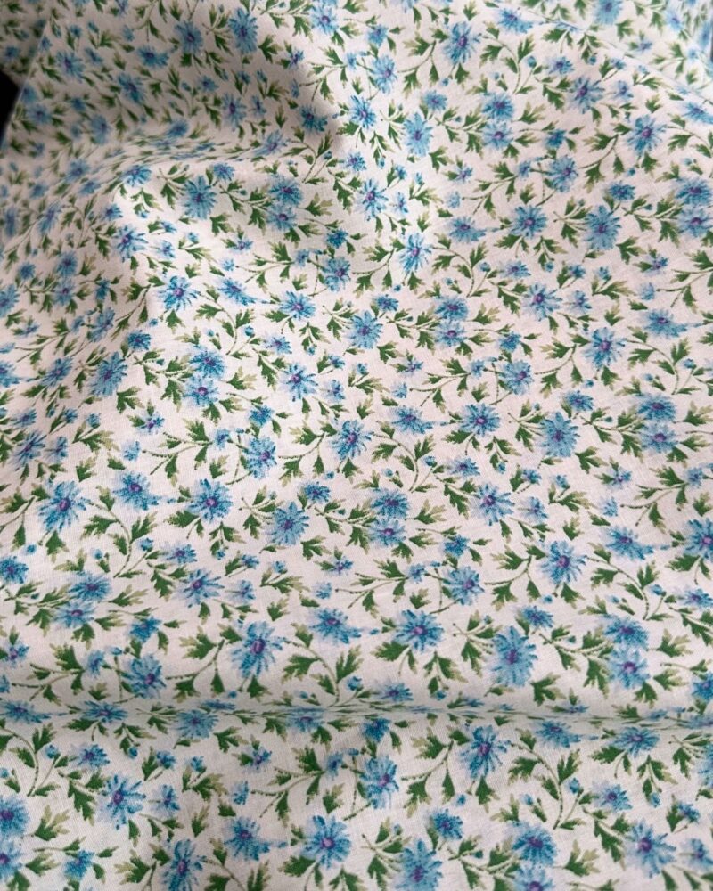 tissu popeline de coton fleuri bleu ciel fond écru