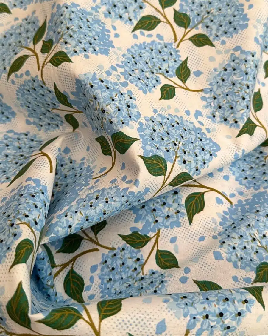 tissu popeline de coton hortensia bleu ciel fond écru