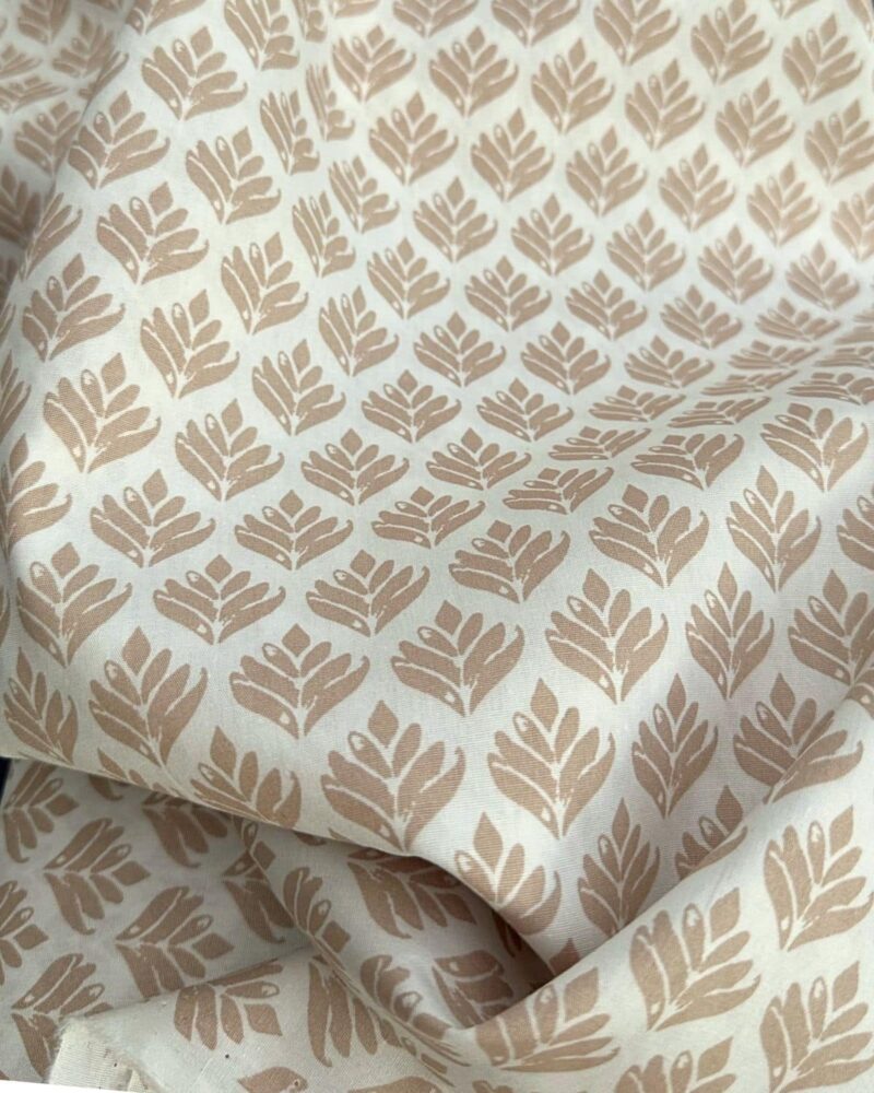 tissu popeline de coton imprimé feuillage beige et blanc