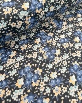 tissu coton enduit fleuri beige et bleu fond bleu marine