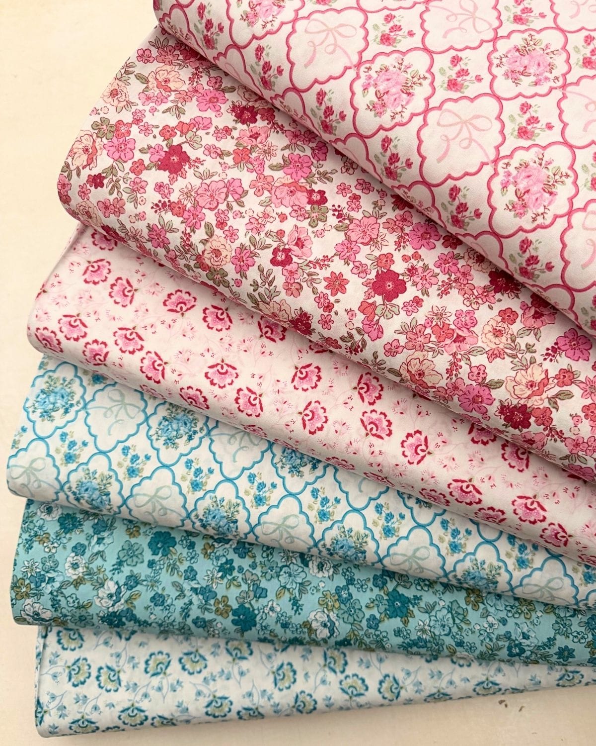 tissus popelines de coton fleuris rose et bleu