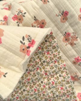 tissu double gaze matelassé fleuri rose fond écru