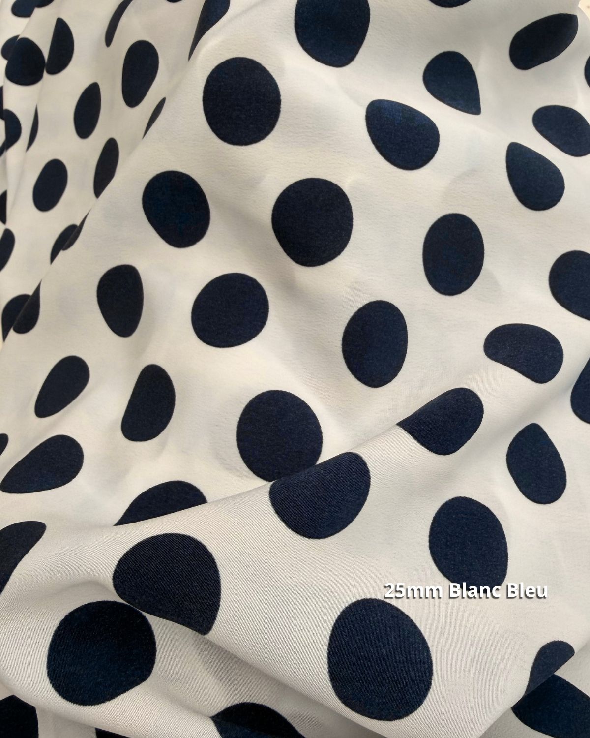 tissu crêpe polyester blanc bleu marine pois 25mm