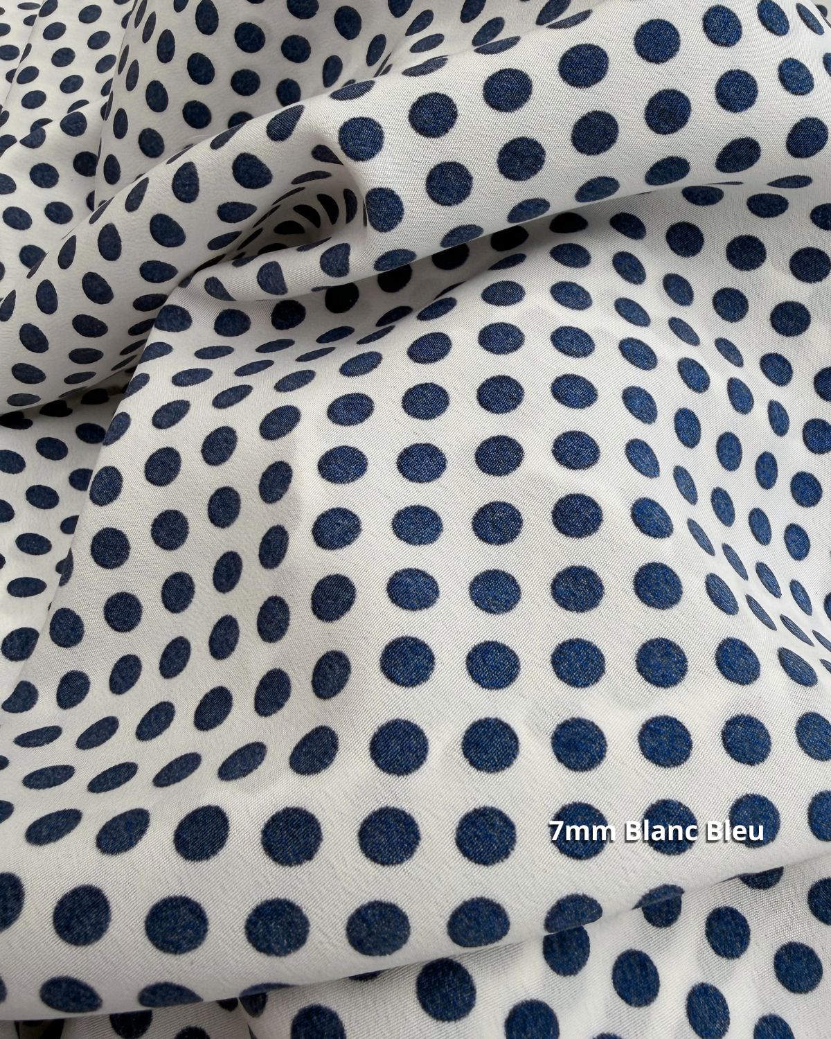 tissu crêpe polyester blanc bleu marine pois 7mm