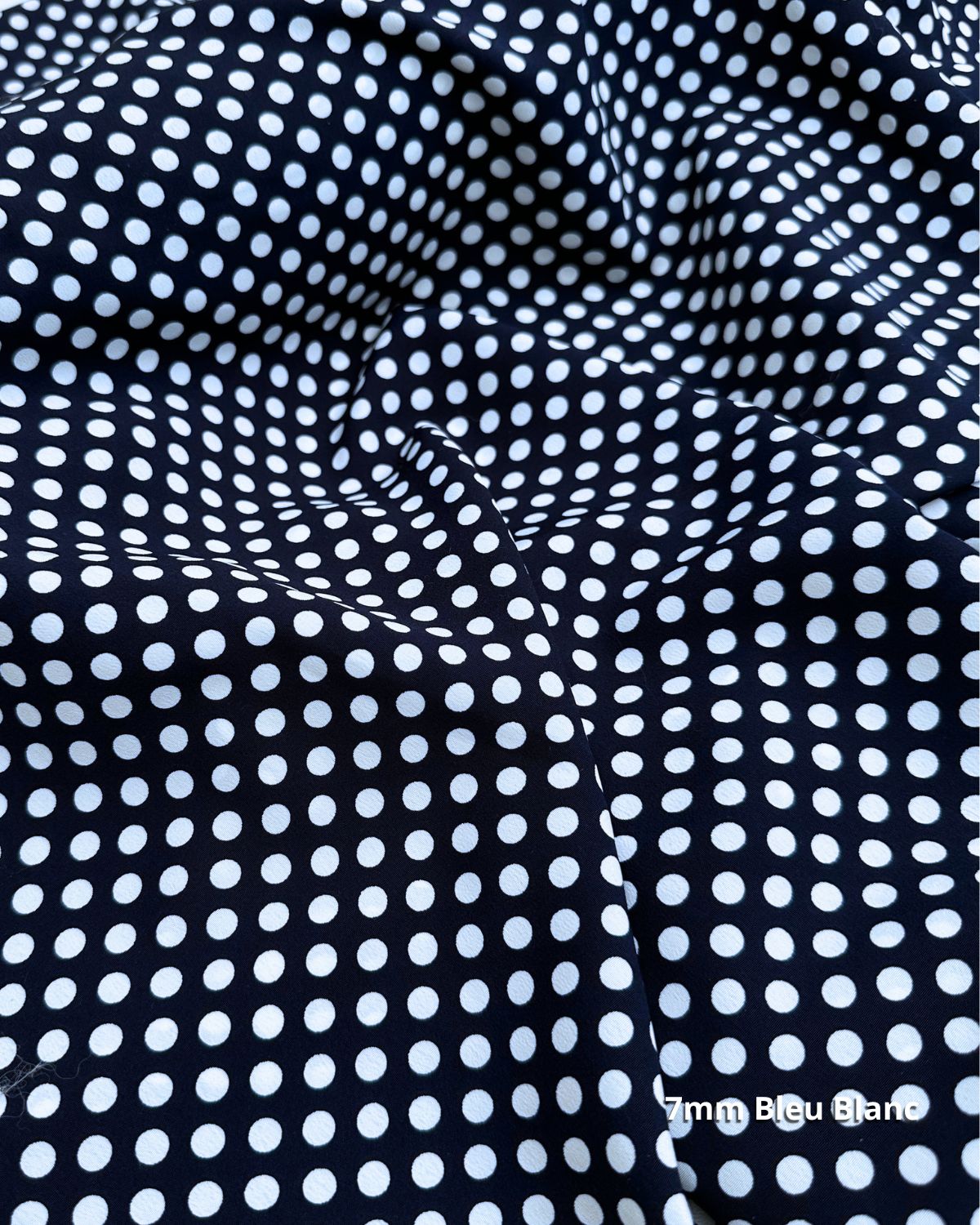 tissu crêpe polyester bleu marine blanc