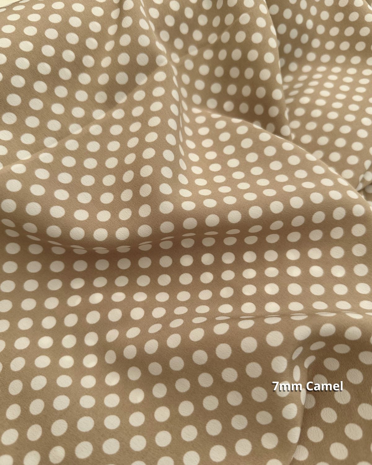 tissu crêpe polyester camel pois 25mm