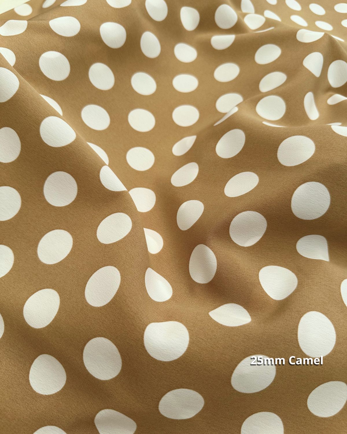 tissu crêpe polyester camel pois 25mm