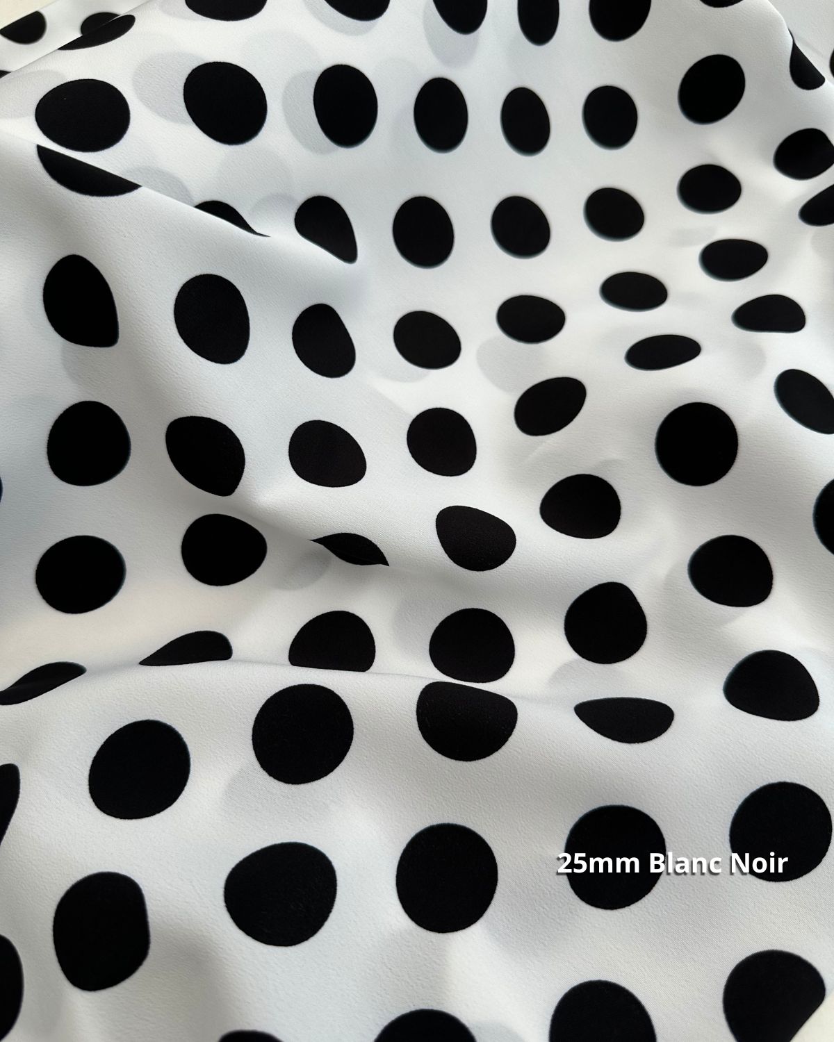 tissu crêpe polyester pois 25mm blanc noir