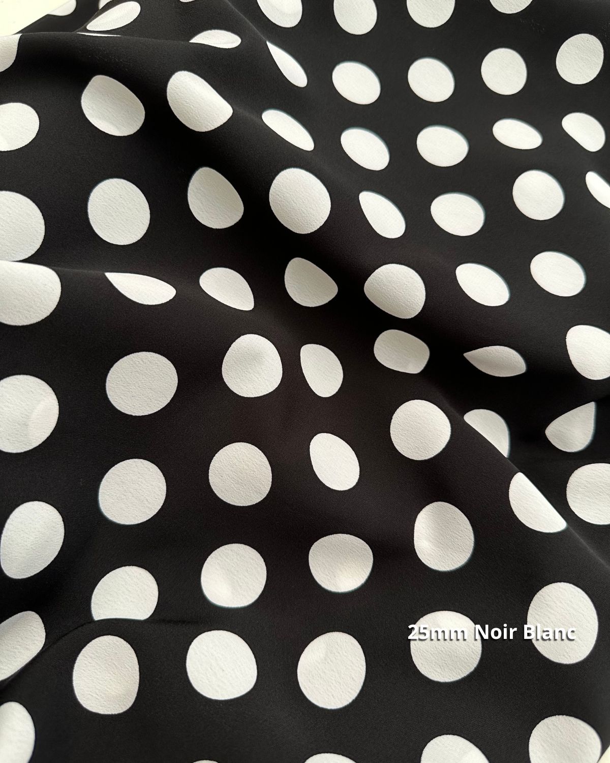 tissu crêpe polyester pois 25mm noir blanc
