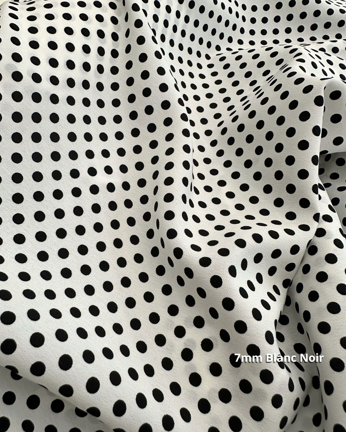 tissu crêpe polyester pois 7mm blanc noir
