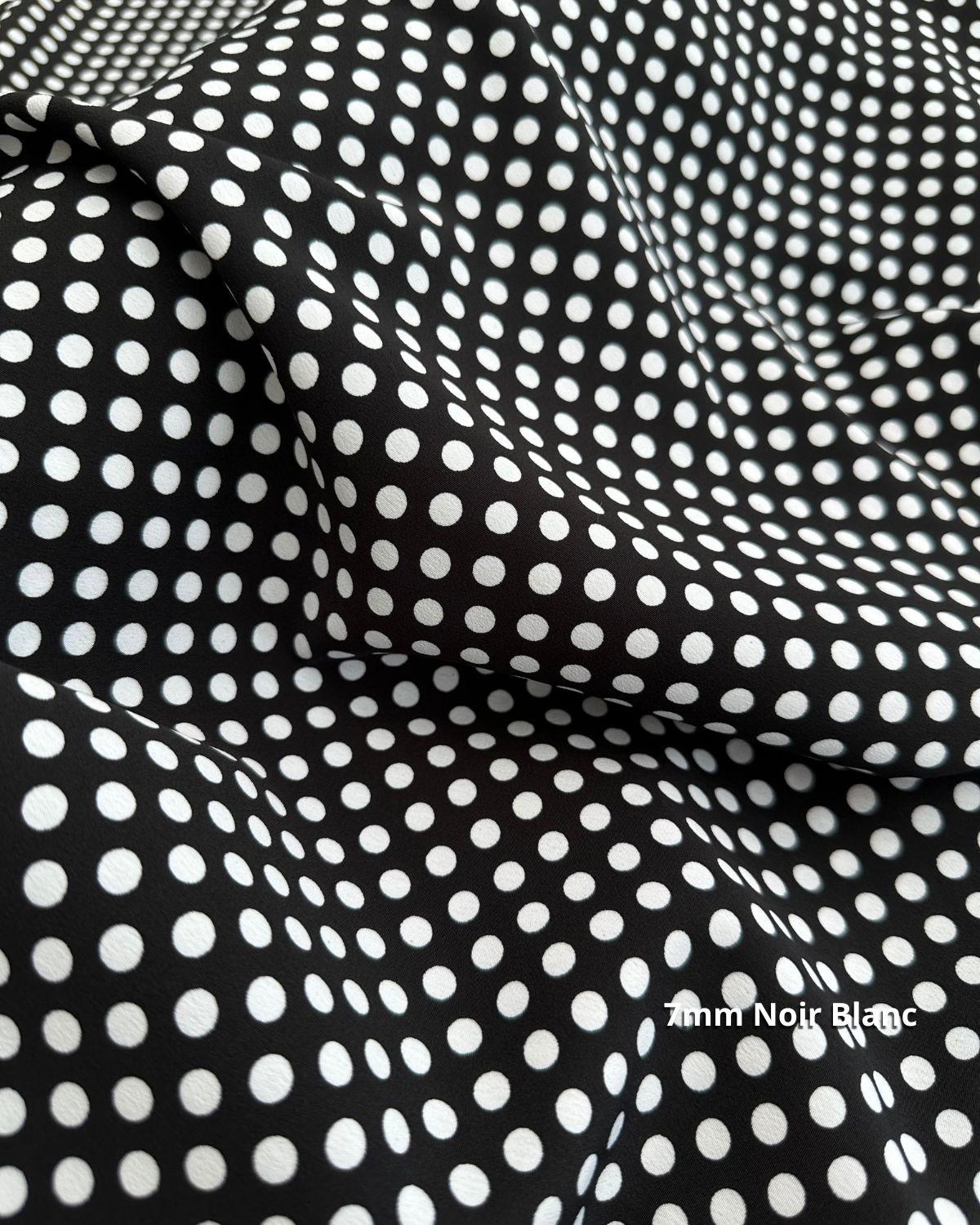tissu crêpe polyester pois 7mm noir blanc
