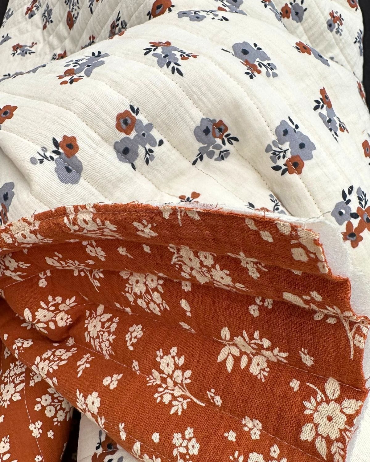 Tissu Double Gaze Matelassé Fleur Bleu Jean Camel Réversible