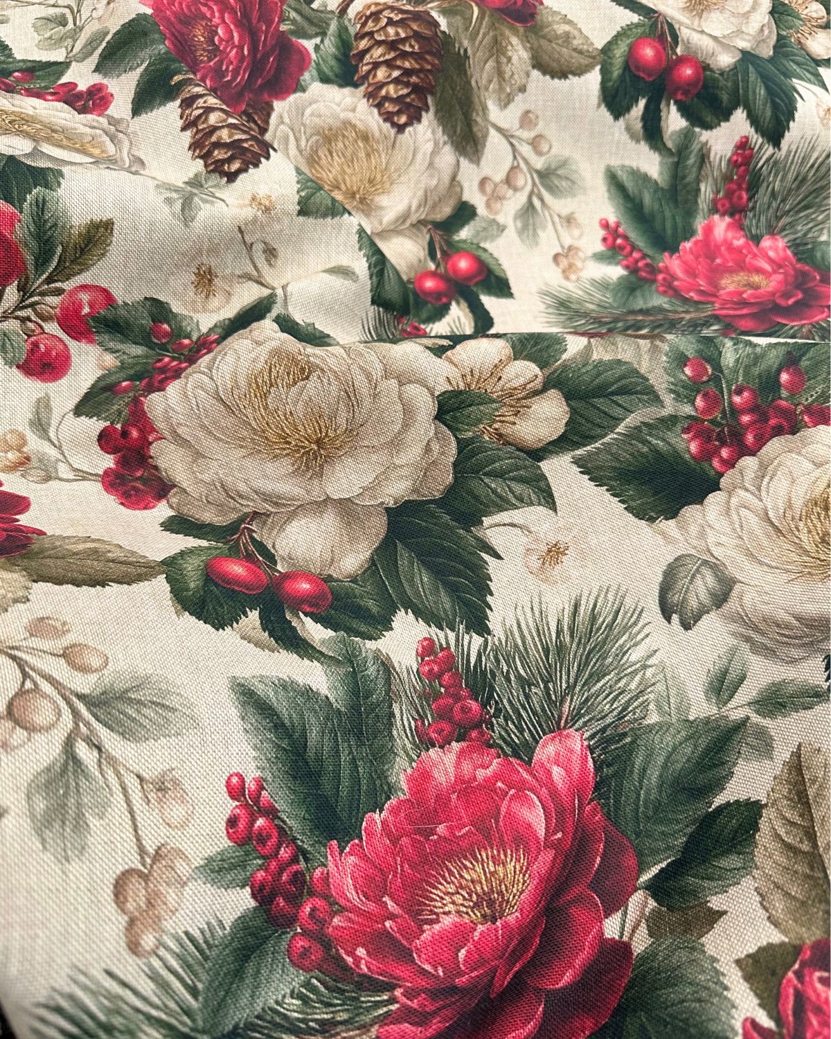 tissu polycoton 280cm imprimé floral à fleurs rouges et écrues houx et pommes de pin